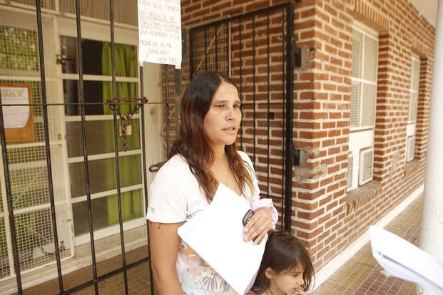 Padres protestan por directora de Jardín Nº 1 de Los Hornos