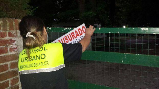 Fiestas clandestinas: clausuraron una en Gonnet y hubo disturbios