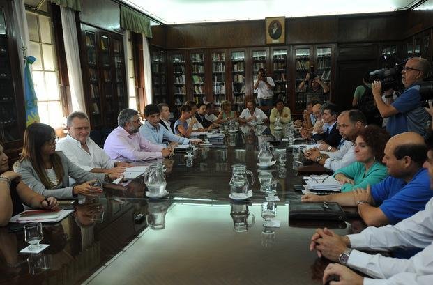 Buscan cerrar con los estatales un acuerdo cercano al 27%
