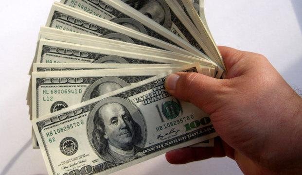 El dólar se tomó un respiro y con la intervención del Central operó en baja: 15,88 pesos