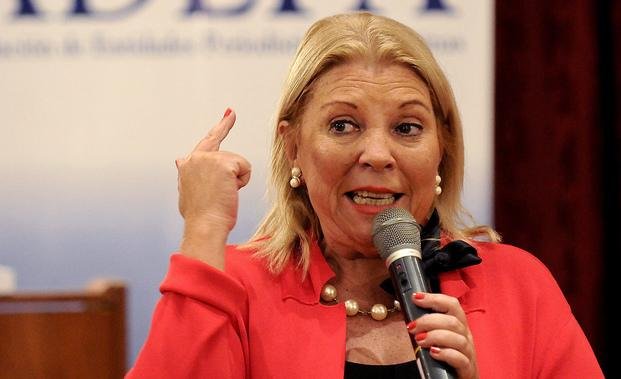 Carrió le pidió al Papa que "no se entrometa tanto en la historia argentina"
