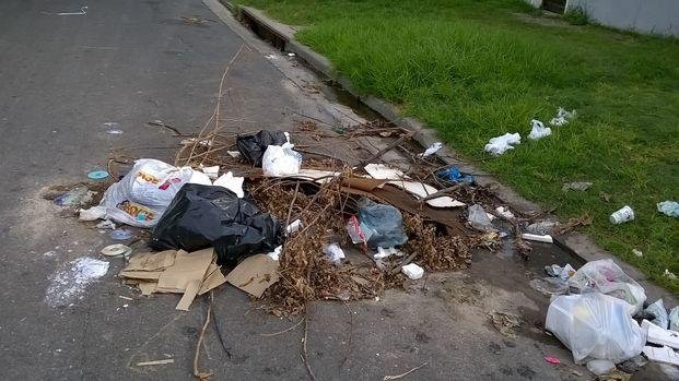 Reclaman limpieza en la vía
pública en 1 bis, 78 y 79