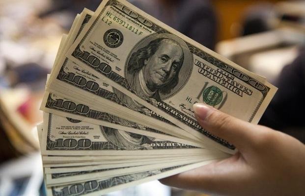 El dólar, a $15,50 en casas de cambio