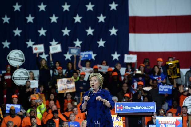 Hillary endurece la campaña