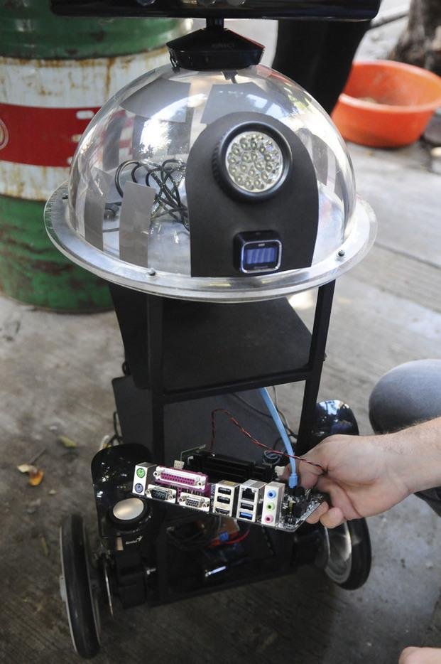 Un robot argentino come basura y enseña en las escuelas a reciclar