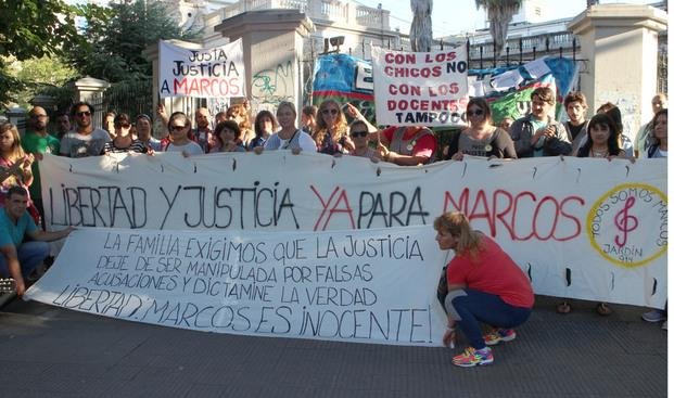Se movilizan en defensa de un  docente detenido por abusos