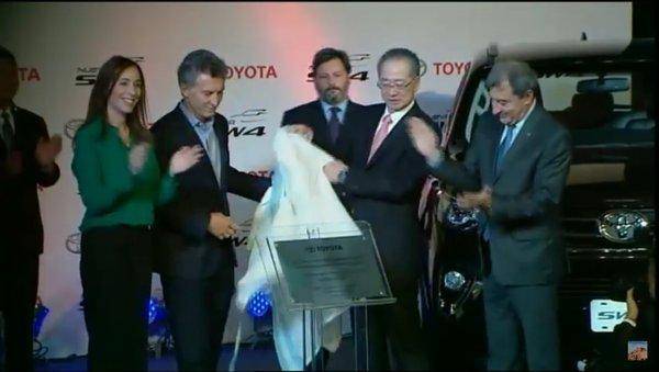 Macri plantó el olivo del papa en una planta de Toyota