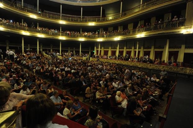 A sala repleta, el Coliseo Podestá volvió a levantar el telón