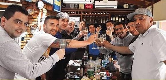 Tevez amaga con irse tras ser fotografiado con barras de Boca