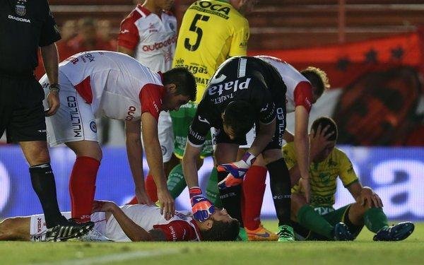 Momentos de extrema tensión en La Paternal por la lesión de un jugador local