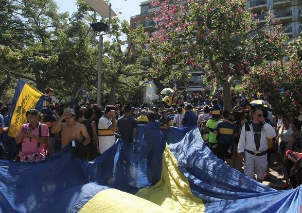 Un grupo de hinchas de Boca furioso contra los jugadores: "No vayan más al boliche de Riquelme"