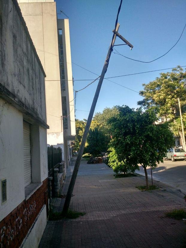 Reclaman por un poste de luz
inclinado en 59, 29 y 30
