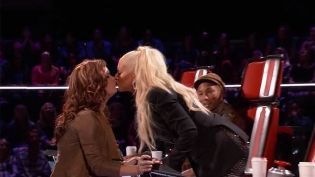 El beso de Christina Aguilera y una concursante de The Voice que prendiò fuego la web