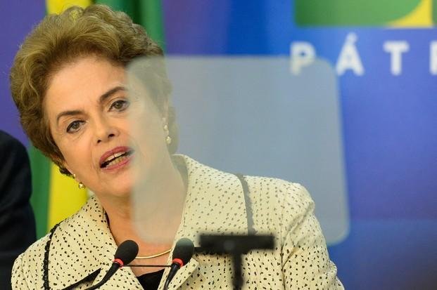 Dilma atribuye la crisis política a "los que perdieron las elecciones y no se conforman"
