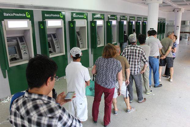 Caras largas por falta de dinero en los cajeros