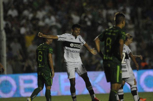 Por ahora, Troglio le apuesta a Walter Bou por sobre Franco Niell