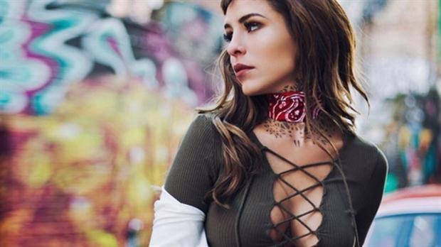El super escote de Candelaria Tinelli
