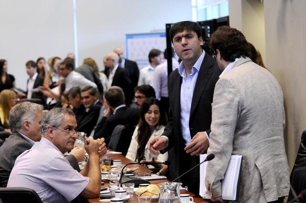 Dictamen de comisión para proyecto de acuerdo con los holdouts