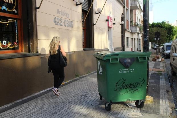 Colocan contenedores para residuos de locales gastronómicos