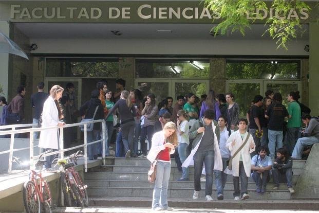 Con un corte de calle reclamaron por la carrera de Enfermería