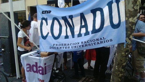 Docentes universitarios convocaron a un paro