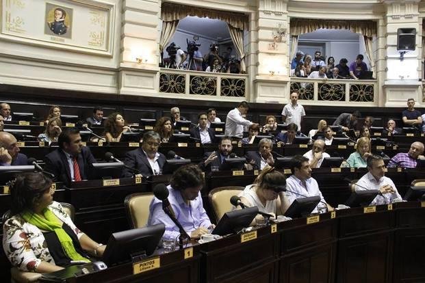 Trompadas en la Legislatura  por la fractura en el FpV
