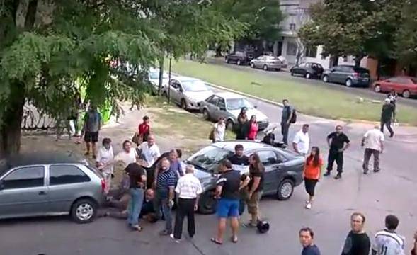Padres y vecinos atraparon a un ladrón frente a escuela de 19 y 63