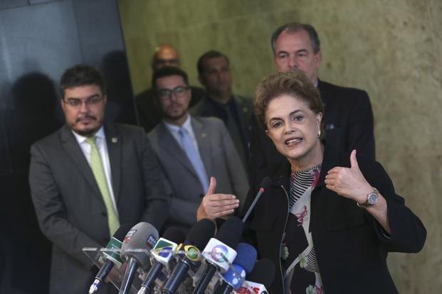 Dilma asegura que no renuncia y se juega en apoyo de Lula
