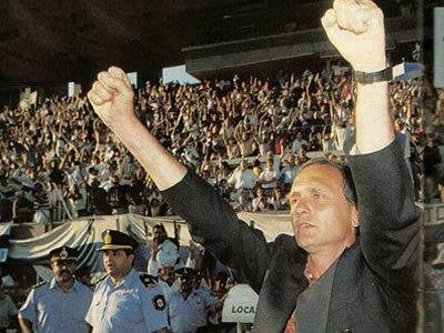 Gesto del Lobo por Perfumo, campeón de la Copa Centenario