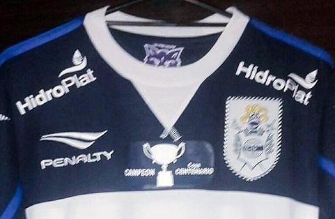 Camiseta albiazul con homenaje al Mariscal