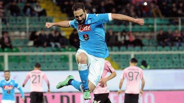 Higuaín le dio el triunfo al Napoli que quedó a un partido de la punta
