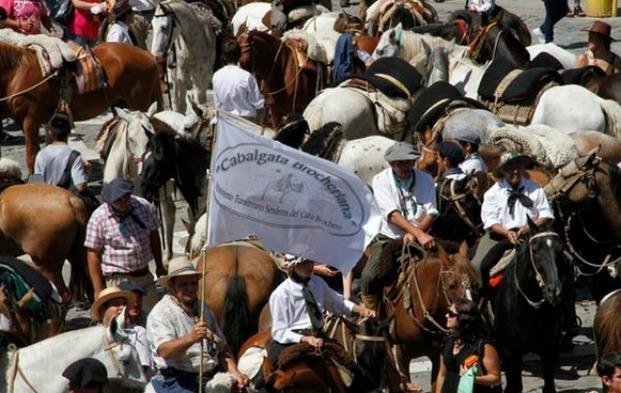 Fieles a caballo en apoyo a la santificación del cura Brochero