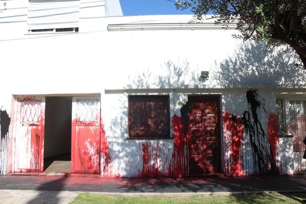 El frente de una casa de Tolosa, blanco de insólitos ataques