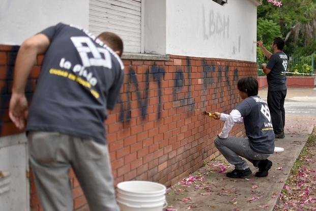 Salen a limpiar los frentes de clubes, casas y edificios públicos de la Ciudad