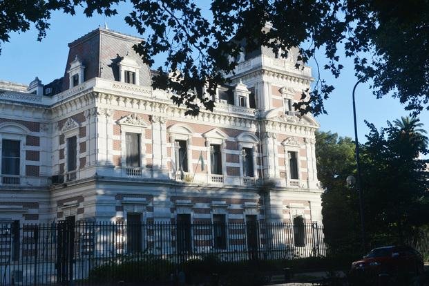 Acampe, corte de calle y dos mujeres 
encadenadas frente a Gobernación