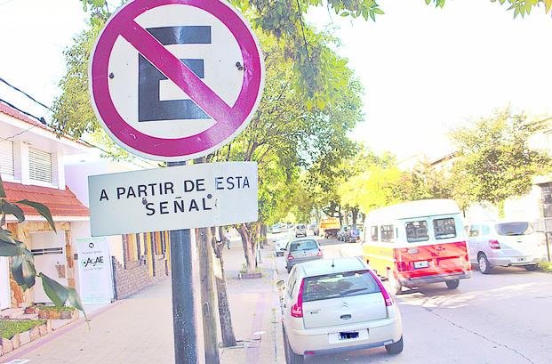 Otra norma de tránsito que no se cumple: estacionar del lado izquierdo