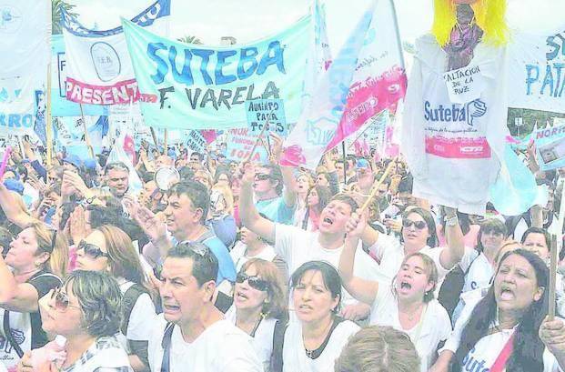 Los docentes se movilizan en la Ciudad por salarios adeudados y programas educativos