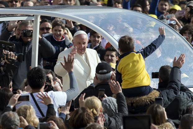 Francisco rezó por los refugiados y agradeció a gobiernos que "abren sus puertas"