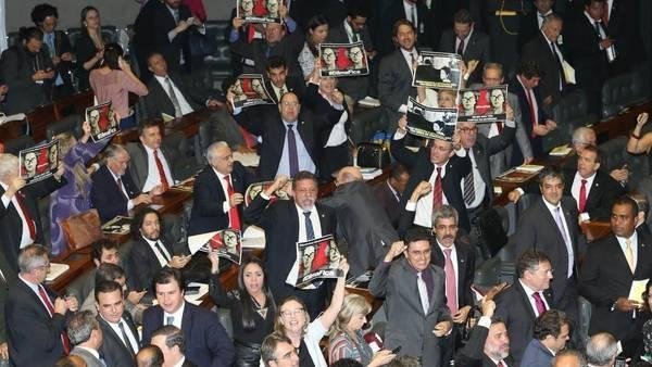 La oposición brasileña pidió a los gritos la renuncia de Rousseff