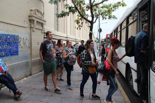 Quejas por largas esperas para los micros que reemplazan al Roca
