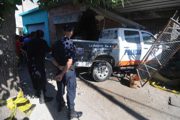 El policía que chocó y mató seguirá detenido