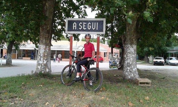 Motochorros atacaron a culatazos a una ciclista