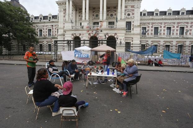 La calle 6 sigue tomada frente a la Gobernación