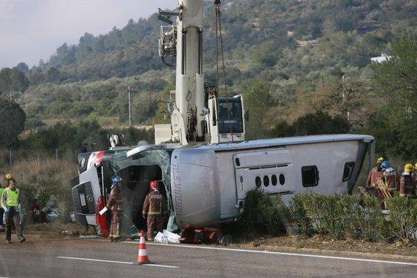 Mueren 14 estudiantes al volcar 
un ómnibus en España