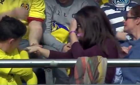 Un pelotazo de Messi provocó el desmayo de una hincha