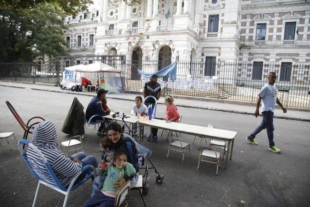 Sigue el campamento en 6 entre 51 y 53