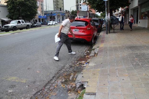 Quejas de vecinos de plaza Paso por aguas servidas