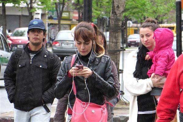 Aumentan los riesgos para los peatones por descuidos y malos hábitos
