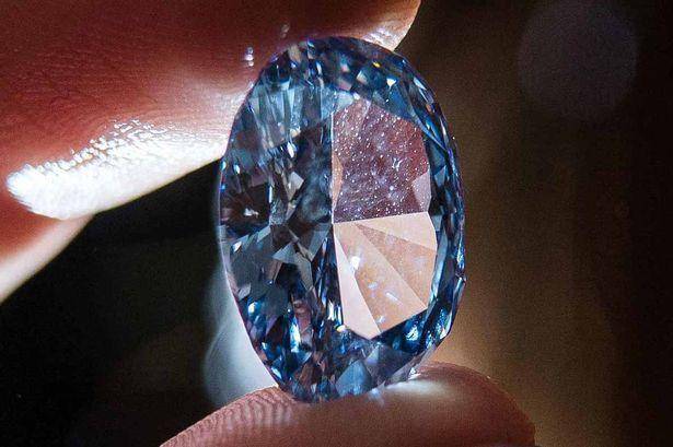 Subastan diamante azul valuado en 35 millones de dólares