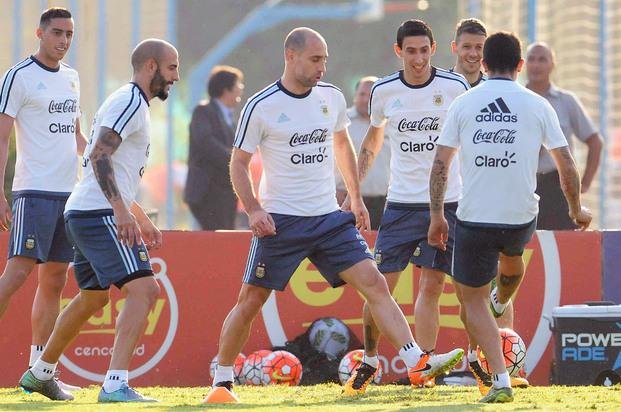 Martino paró un posible 11 con cambios en la defensa